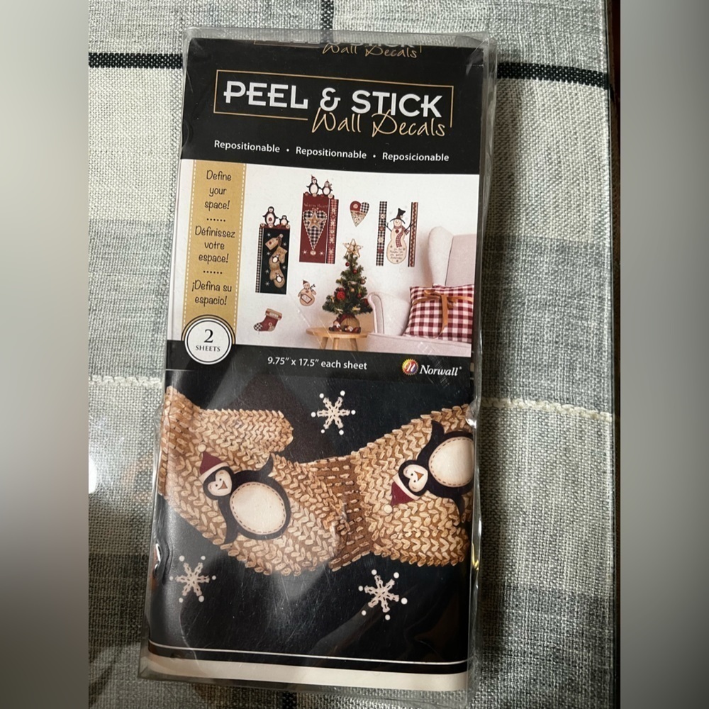 NWT-❄️🎅🏻🎄PEEL & Stick Holiday Wall Decals